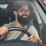 Conduzir de chinelos dá multa