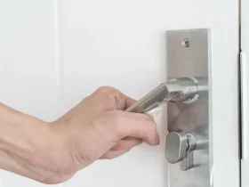 abrir porta com chave por dentro